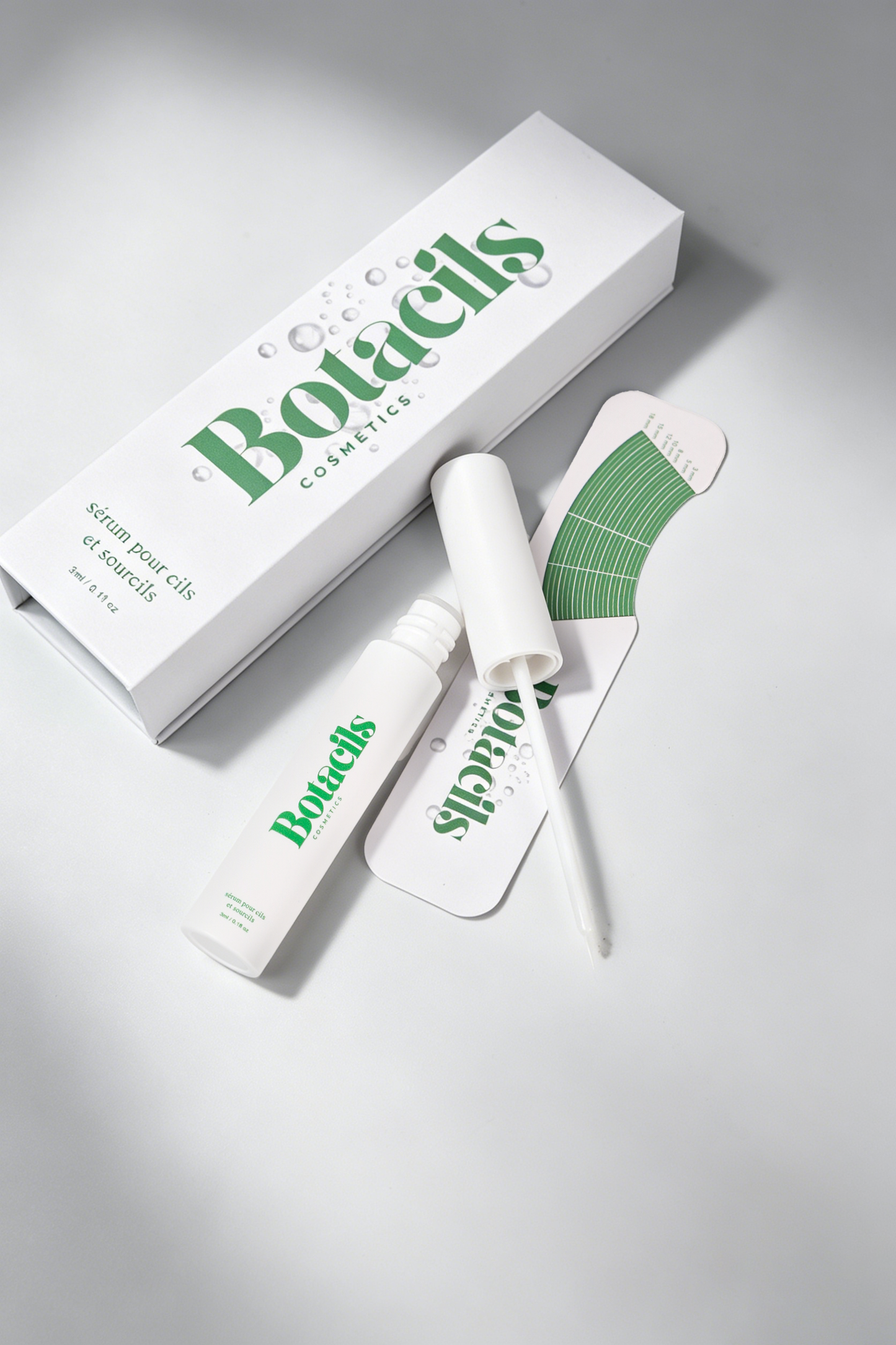 Détail applicateur sérum Botacils — précision pointe application cils sourcils