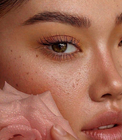 Gros plan cil et sourcil après utilisation sérum Botacils — résultat naturel